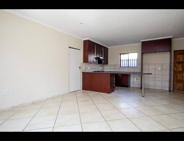 3 BEDROOM TOWNHOUSE FOR SALE IN THATCHFIELD